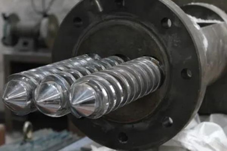 擠出機(jī)機(jī)筒螺桿裂斷的原因是什么？